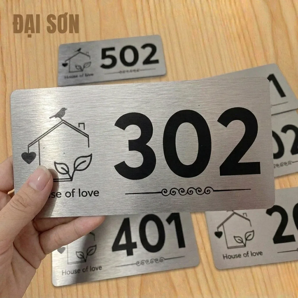 Biển Số Phòng Nhôm Xước 3mm Chống Nước Cao Cấp Dán Cửa Khách Sạn Chung Cư In UV Bền Đẹp Sang Trọng